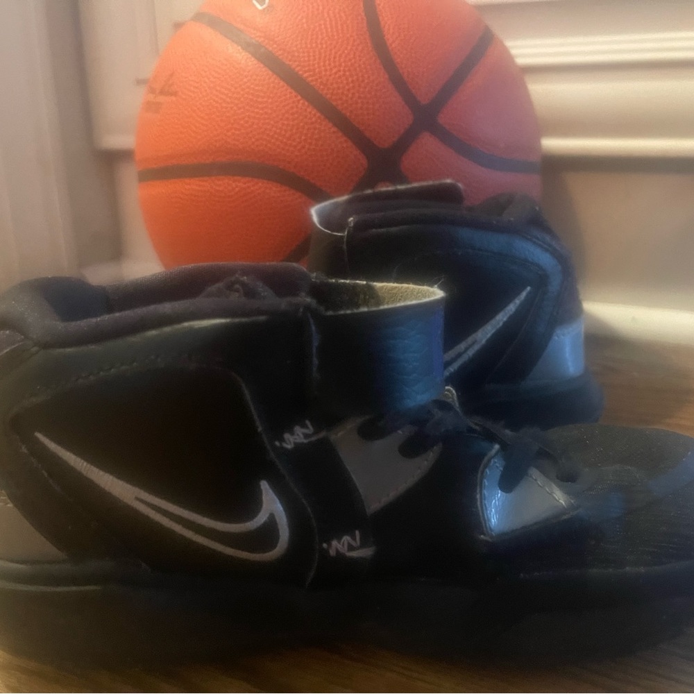 Nike basketball shoes Boys Kyrie Infinity - almost new size 3